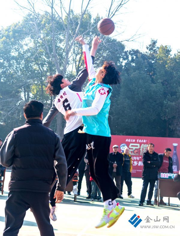 &ldquo;到古镇看村超&rdquo;过不一样的年，宝堰古镇正在上演一场村超联赛，没有外援，全都是清一色的乡村热爱体育运动的青年，精彩纷呈，喝彩声不断。周垒13852945166 (3)