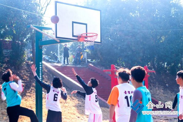 &ldquo;到古镇看村超&rdquo;过不一样的年，宝堰古镇正在上演一场村超联赛，没有外援，全都是清一色的乡村热爱体育运动的青年，精彩纷呈，喝彩声不断。周垒13852945166 (5)