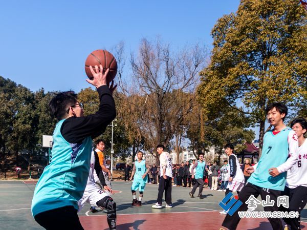 &ldquo;到古镇看村超&rdquo;过不一样的年，宝堰古镇正在上演一场村超联赛，没有外援，全都是清一色的乡村热爱体育运动的青年，精彩纷呈，喝彩声不断。周垒13852945166 (6)