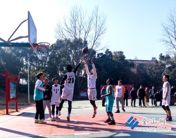 &ldquo;到古镇看村超&rdquo;过不一样的年，宝堰古镇正在上演一场村超联赛，没有外援，全都是清一色的乡村热爱体育运动的青年，精彩纷呈，喝彩声不断。周垒13852945166 (7)