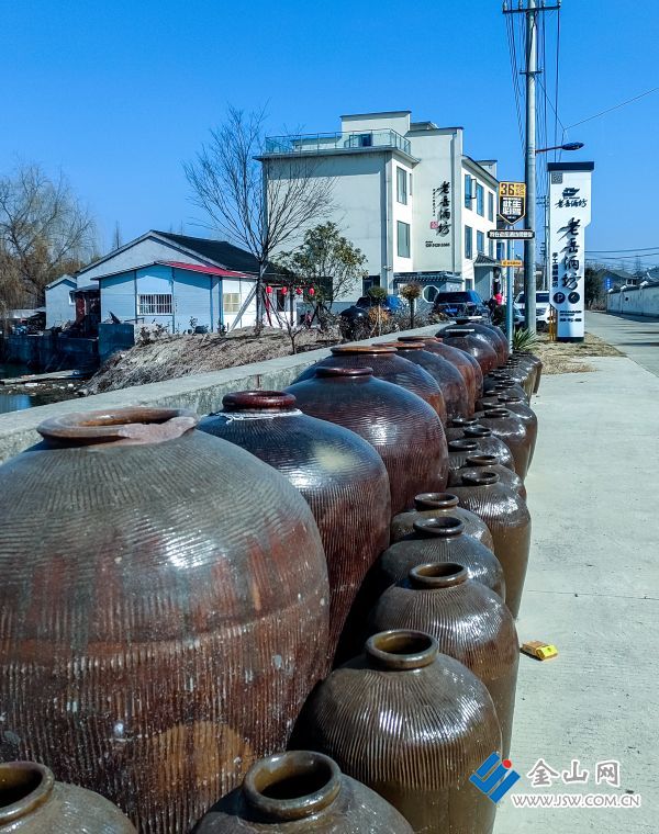《古镇非遗的米酒飘香》过大年到古镇宝堰赏非遗&mdash;&mdash;老岳酒坊。纯粮酿造的米酒飘香，吸引了众多游客前来观赏品尝。拍摄于大年初三 周垒13852945166 (1)