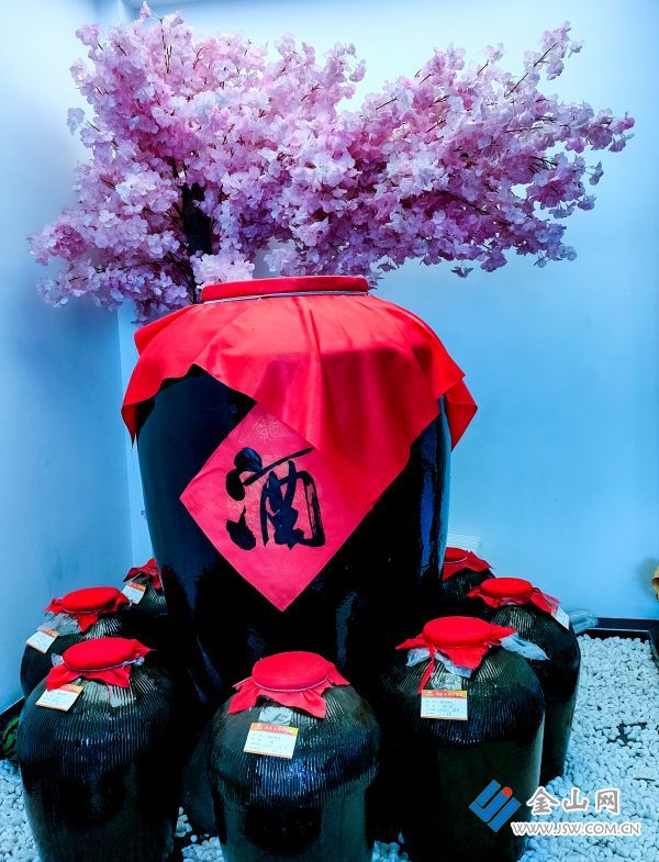 《古镇非遗的米酒飘香》过大年到古镇宝堰赏非遗&mdash;&mdash;老岳酒坊。纯粮酿造的米酒飘香，吸引了众多游客前来观赏品尝。拍摄于大年初三 周垒13852945166 (2)