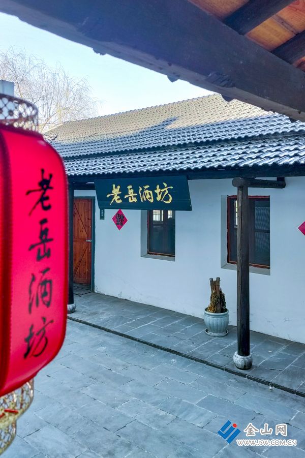 《古镇非遗的米酒飘香》过大年到古镇宝堰赏非遗&mdash;&mdash;老岳酒坊。纯粮酿造的米酒飘香，吸引了众多游客前来观赏品尝。拍摄于大年初三 周垒13852945166 (3)