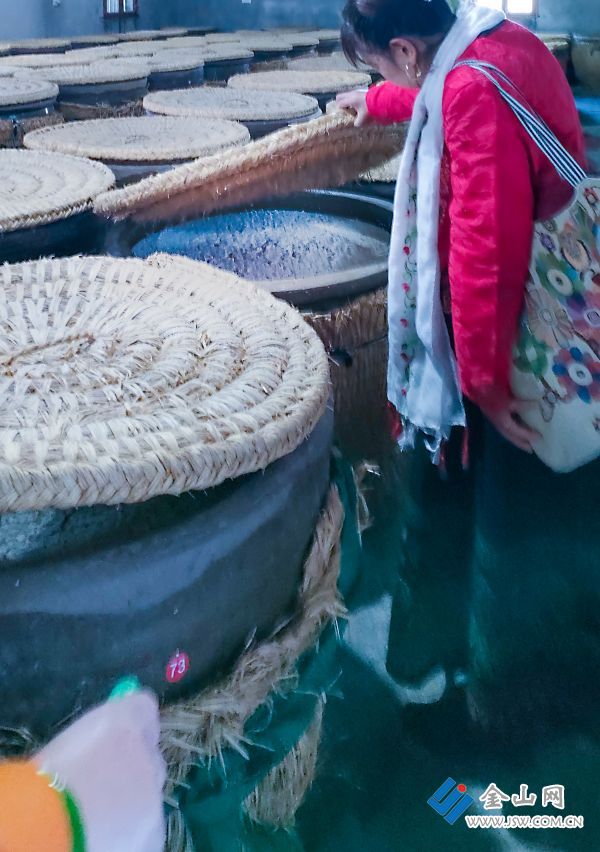 《古镇非遗的米酒飘香》过大年到古镇宝堰赏非遗&mdash;&mdash;老岳酒坊。纯粮酿造的米酒飘香，吸引了众多游客前来观赏品尝。拍摄于大年初三 周垒13852945166 (4)