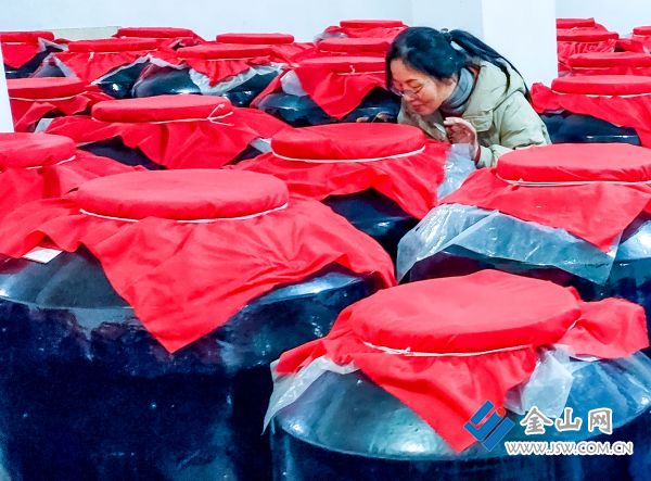 《古镇非遗的米酒飘香》过大年到古镇宝堰赏非遗&mdash;&mdash;老岳酒坊。纯粮酿造的米酒飘香，吸引了众多游客前来观赏品尝。拍摄于大年初三 周垒13852945166 (5)