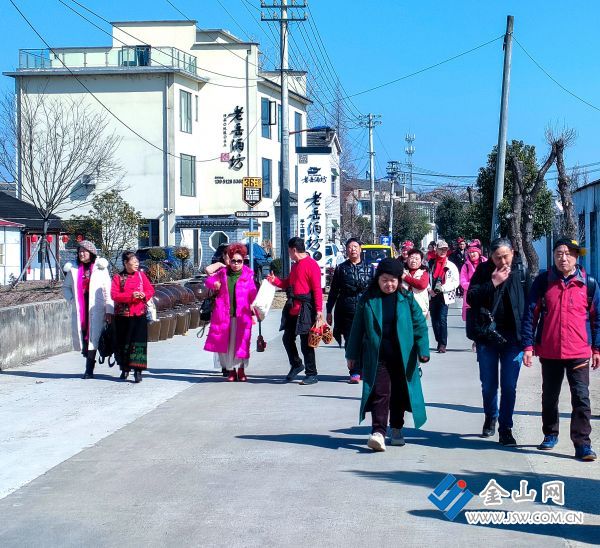 《古镇非遗的米酒飘香》过大年到古镇宝堰赏非遗&mdash;&mdash;老岳酒坊。纯粮酿造的米酒飘香，吸引了众多游客前来观赏品尝。拍摄于大年初三 周垒13852945166 (6)