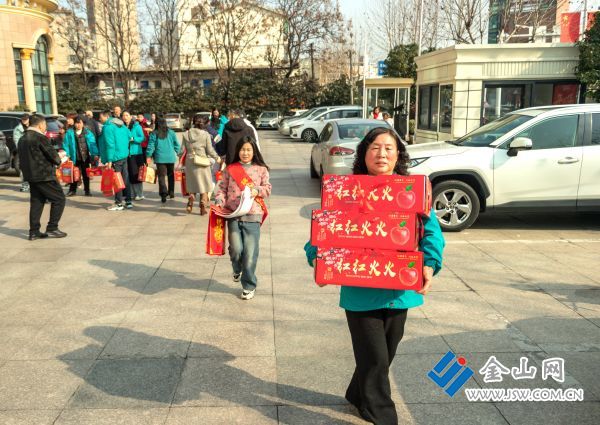 《给空巢孤老拜年》拍摄于甲辰大年初一，由镇江市慈善总会，爱心企业和个人，社会儿女在新年的第一天上门给空巢孤老拜年，带上丰富的生活食品，他们有幼儿园的小朋友，也有小学生中学生，还有大学生，表演自创节目一起过大年。拍摄者周垒13852945166 (2)