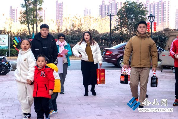 《给空巢孤老拜年》拍摄于甲辰大年初一，由镇江市慈善总会，爱心企业和个人，社会儿女在新年的第一天上门给空巢孤老拜年，带上丰富的生活食品，他们有幼儿园的小朋友，也有小学生中学生，还有大学生，表演自创节目一起过大年。拍摄者周垒13852945166 (3)