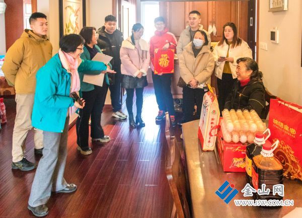 《给空巢孤老拜年》拍摄于甲辰大年初一，由镇江市慈善总会，爱心企业和个人，社会儿女在新年的第一天上门给空巢孤老拜年，带上丰富的生活食品，他们有幼儿园的小朋友，也有小学生中学生，还有大学生，表演自创节目一起过大年。拍摄者周垒13852945166 (4)