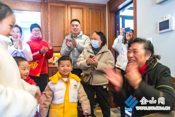 《给空巢孤老拜年》拍摄于甲辰大年初一，由镇江市慈善总会，爱心企业和个人，社会儿女在新年的第一天上门给空巢孤老拜年，带上丰富的生活食品，他们有幼儿园的小朋友，也有小学生中学生，还有大学生，表演自创节目一起过大年。拍摄者周垒13852945166 (5)