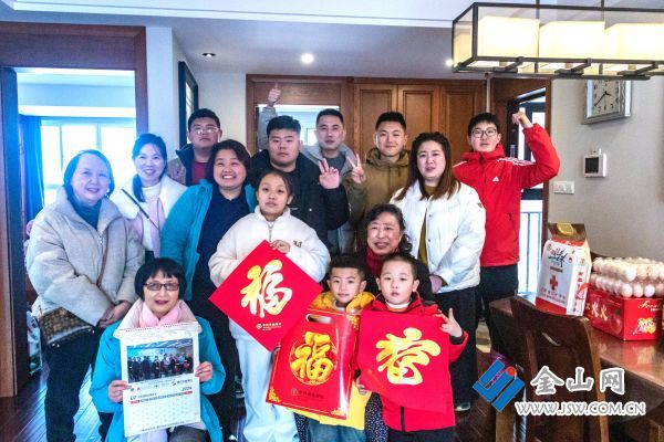 《给空巢孤老拜年》拍摄于甲辰大年初一，由镇江市慈善总会，爱心企业和个人，社会儿女在新年的第一天上门给空巢孤老拜年，带上丰富的生活食品，他们有幼儿园的小朋友，也有小学生中学生，还有大学生，表演自创节目一起过大年。拍摄者周垒13852945166 (6)