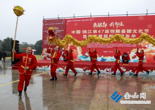 _MG_2868组照《舞动祥龙》陈阿伟电话18914576266地点丹徒&middot;时间1月20日文字：舞动祥龙迎新春，神龙摆尾送吉祥。龙年腾飞喜羊羊！