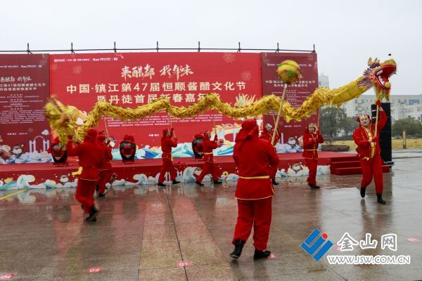 _MG_2916组照《舞动祥龙》陈阿伟电话18914576266地点丹徒&middot;时间1月20日文字：舞动祥龙迎新春，神龙摆尾送吉祥。龙年腾飞喜羊羊！
