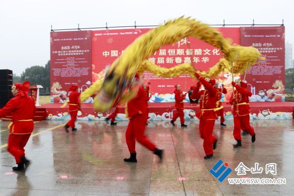 _MG_2973组照《舞动祥龙》陈阿伟电话18914576266地点丹徒&middot;时间1月20日文字：舞动祥龙迎新春，神龙摆尾送吉祥。龙年腾飞喜羊羊！