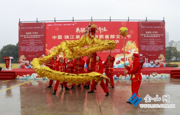 _MG_2987组照《舞动祥龙》陈阿伟电话18914576266地点丹徒时间1月20日&middot;文字：舞动祥龙迎新春，神龙摆尾送吉祥。龙年腾飞喜羊羊！