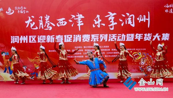 _MG_3127组照《载歌载舞迎新春》陈阿伟电话18914576266地点西津渡时间1月28日文字：人们载歌载喜气羊羊好一副喜庆热闹的场景