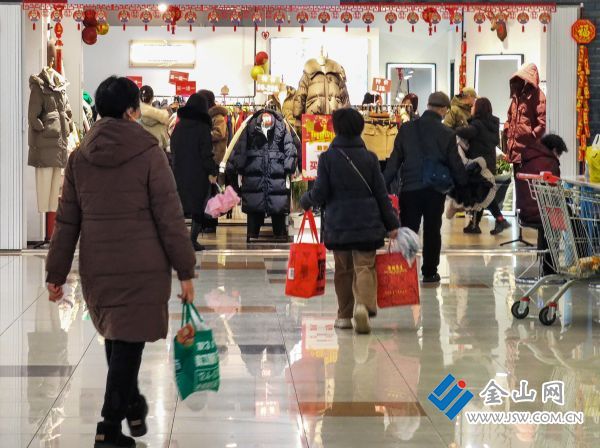 273d83978dab5a57组照3，《红红火火过大年》；韩有亮；手机：13852916038。2024年2月4日拍于镇江市区一超市。年前超市掛满红灯笼，并准备了年货大街，市民纷纷走进超市购置年货。