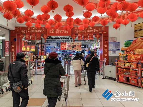 3936bbd6c8ab组照2，《红红火火过大年》；韩有亮；手机：13852916038。2024年2月4日拍于镇江市区一超市。年前超市掛满红灯笼，并准备了年货大街，市民纷纷走进超市购置年货。