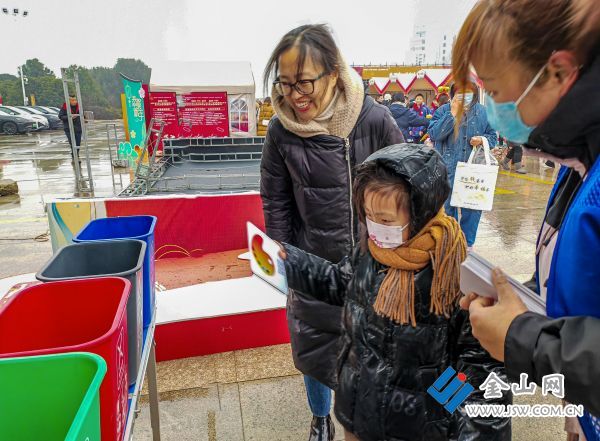 0f626830a39252c1a78583b34619f23组照1，《垃圾分类从娃娃做起》；2024年1月20日拍于丹徒新区，区政府充分利用恒顺酱醋文化节宣传垃圾分类从娃娃做起。