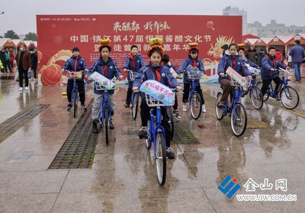 1V1A0495组照4，《垃圾分类从娃娃做起》；2024年1月20日拍于丹徒新区，区政府充分利用恒顺酱醋文化节宣传垃圾分类从娃娃做起。