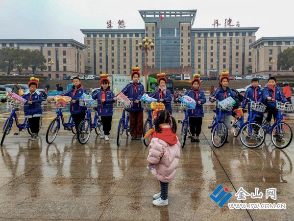 c85ec58c4d5ef2b0cd457d358fe6b24组照3，《垃圾分类从娃娃做起》；2024年1月20日拍于丹徒新区，区政府充分利用恒顺酱醋文化节宣传垃圾分类从娃娃做起。