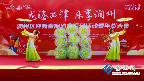 _MG_3319《翩翩起舞》陈阿伟电话18914576266拍摄1月28日地址西津渡文字∶她们身着漂亮的舞裙，在舞台上如精灵般翩翩起舞，展现出无与伦比的美丽与优雅。