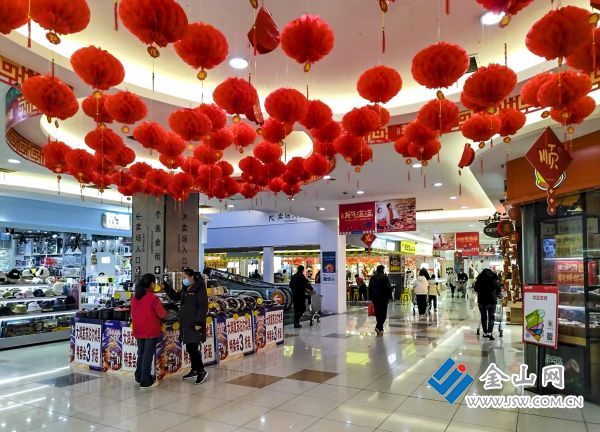 5ad5《红红火火》陈阿伟电话18914576266拍摄2月4日地址大润发文字：迎新春大红灯笼高高挂起，映衬着繁花似锦的景色，更显得诗意盎然，人来人往，熙熙攘攘