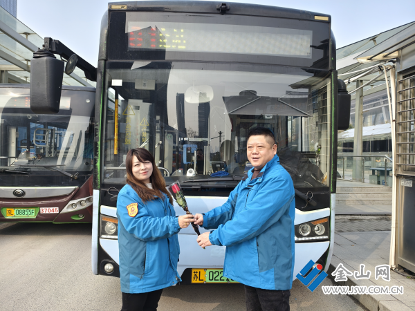 玫瑰—公交第三分公司致敬女性力量_中国镇江金山网 国家一类新闻网站