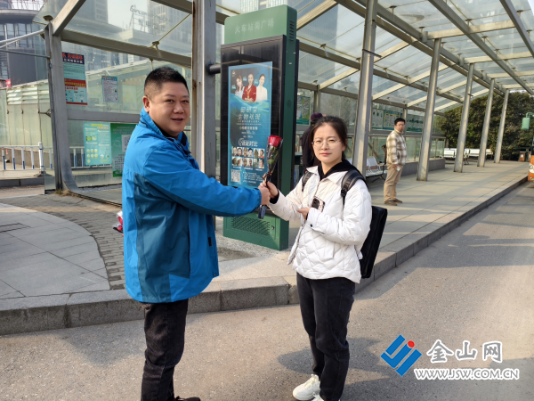 "花式"祝福铿锵玫瑰—公交第三分公司致敬女性力量_中国镇江金山网