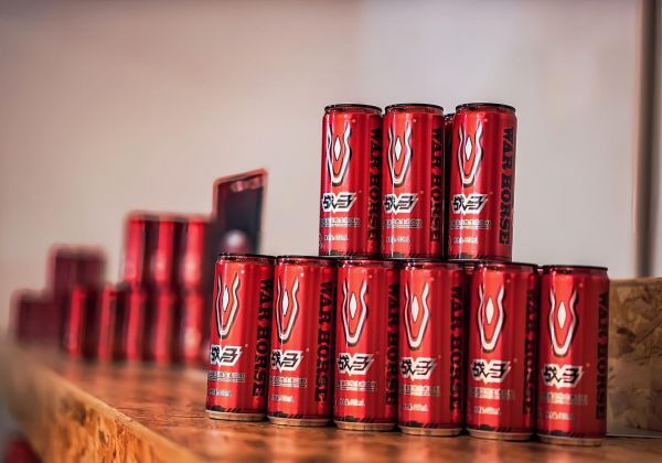 战马能量型维生素饮料,作为更受年轻人喜欢的中国能量饮料,其中含有的