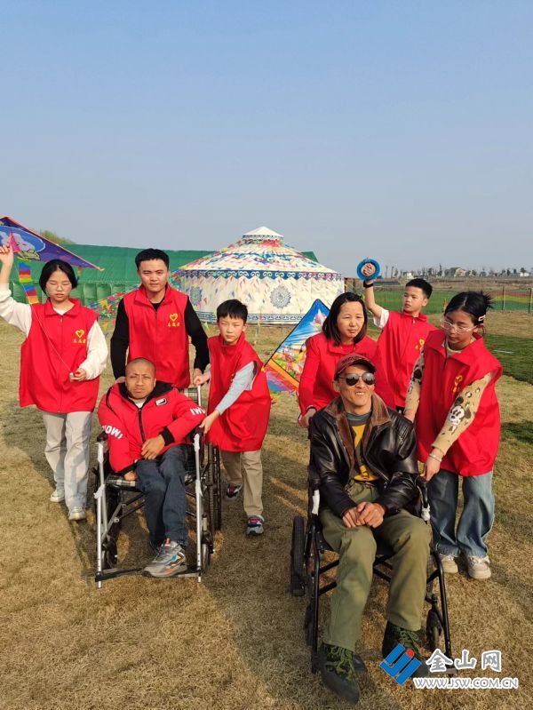 邀请残疾人踏青春游放风筝