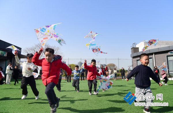 让孩子和家长在制作和放飞风筝的乐趣中,增进沟通和互动,感受春天的