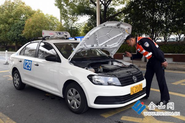 车管所查获非法改装教练车