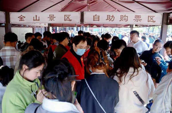 簪花巡游纸鸢彩绘登高赶集清明假期镇江春日旅游热力十足