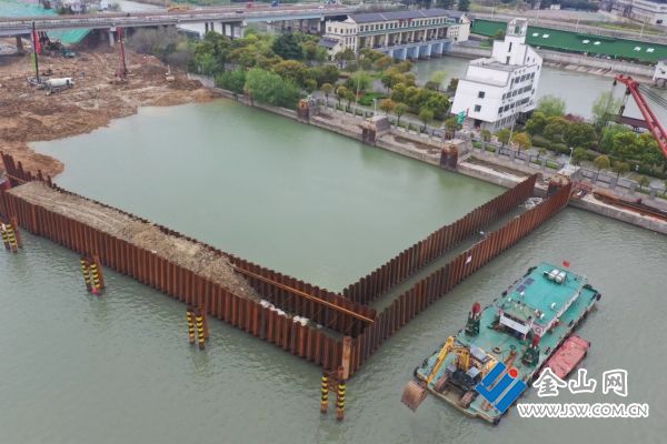 谏壁船闸上游钢板桩围堰顺利合龙