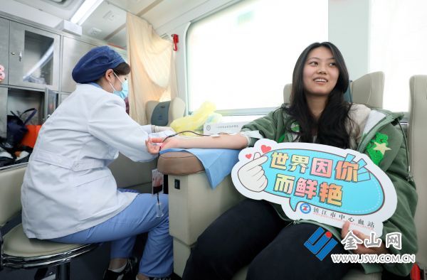 江大学子献血献爱心