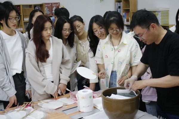 活动开始,俞鹏现场讲解,亲手示范,向同学和老师们介绍漆扇的历史渊源