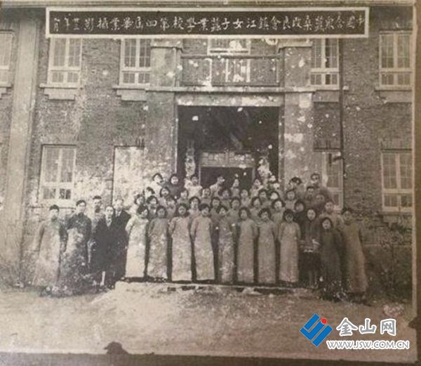 1934年鎮(zhèn)江女子蠶業(yè)學(xué)校第四屆畢業(yè)生合影