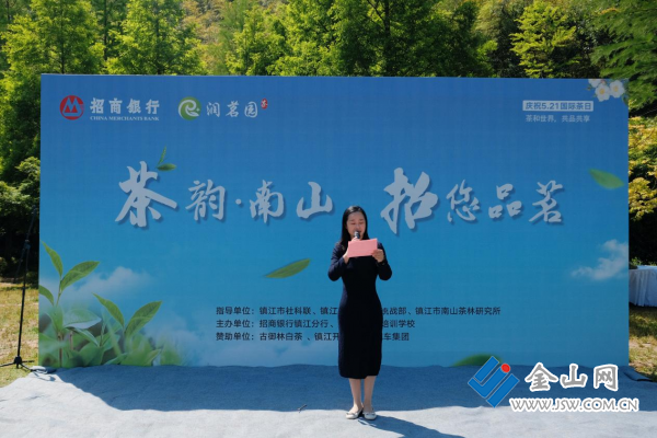 江苏大学教师冯旭用深情的语调诵读着优美的诗篇,让人们仿佛置身于