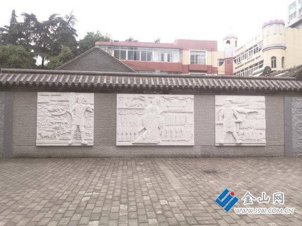 中營(yíng)小區(qū)文化墻上的劉裕塑像 方良龍 攝