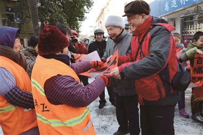 2016年桃園社區(qū)老同志給環(huán)衛(wèi)工送春聯(lián)