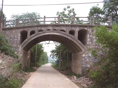 1975年建成的勝利橋