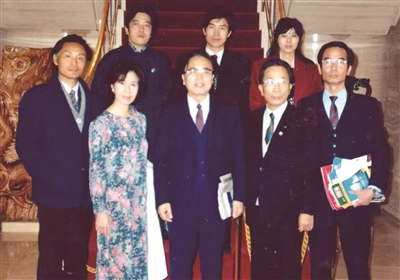 中國駐大阪總領館鄭國仕總領事（前排中立者）來觀展后合影。右二橋本隆司先生，前排右一三重縣華僑華人總會原會長。