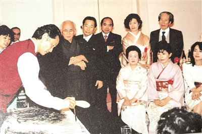 丁觀加與薛元中在現(xiàn)場合作山水畫，這幅作品仍然掛在津市政府大樓內。