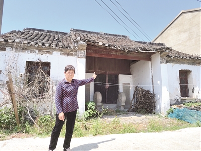 村民介紹江氏宗祠 竺捷 攝