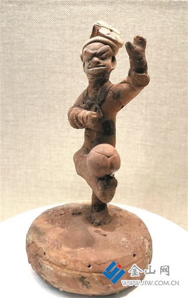 紅陶胡人踏鼓蹴鞠像