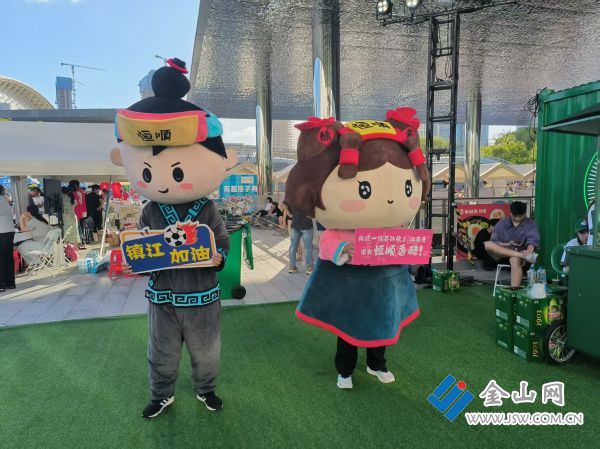 “醋壇子”人偶亮相蘇州，為鎮(zhèn)江隊加油。 熊敏 謝道韞 攝影報道