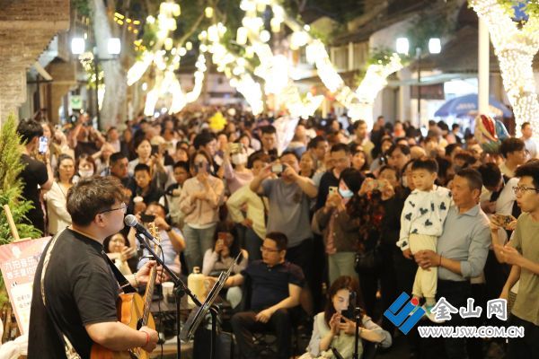 華燈璀璨的京畿路上人流如織。 文雯 攝