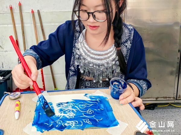 圖為團(tuán)隊(duì)成員展示油水分離蠟染的方法