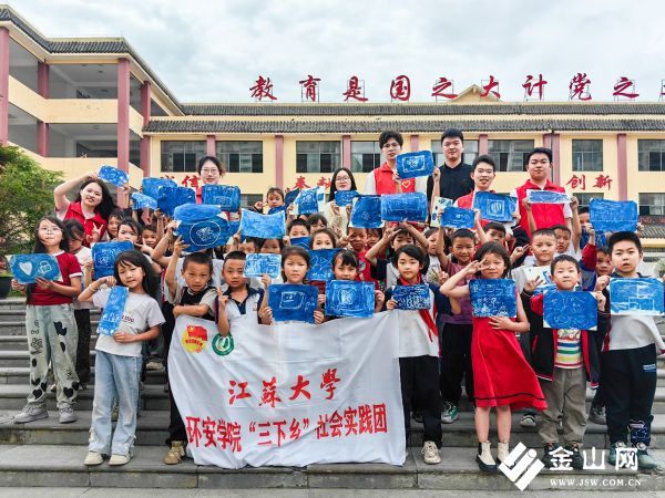 圖為活動(dòng)結(jié)束后，小朋友帶著自己的作品和團(tuán)隊(duì)成員合影留念。